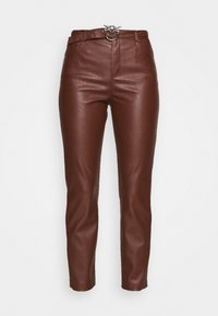 Pantalon slim marron en similicuir avec une ceinture assortie comportant une boucle ornementale argentée avec deux oiseaux.