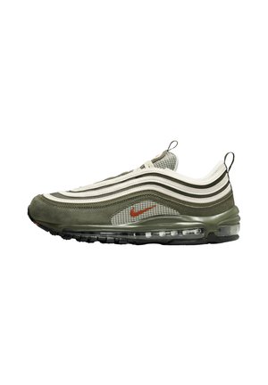 Grüne und graue Sneaker mit Obermaterial aus Mesh und Wildleder, sichtbare Luftpolsterung, schlanker Profil und einem roten Logo an der Seite. Schnürsenkel in das Design integriert.