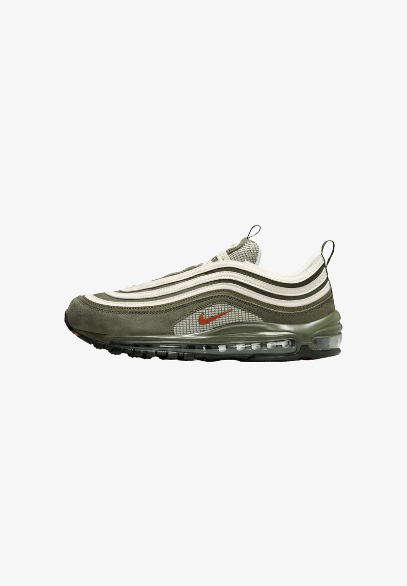 Grüne und graue Sneaker mit Obermaterial aus Mesh und Wildleder, sichtbare Luftpolsterung, schlanker Profil und einem roten Logo an der Seite. Schnürsenkel in das Design integriert.