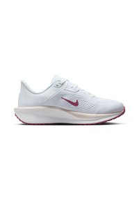 Scarpa sportiva bianca con parte superiore testurizzata, swoosh rosa e dettagli rosa nella suola. Presenta una intersuola ammortizzata e chiusura con lacci.