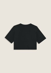 Camiseta negra recortada de manga corta, hecha de una tela suave. Presenta un cuello redondo y un diseño limpio y minimalista.