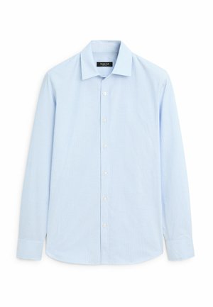 Camicia elegante da uomo a maniche lunghe di colore azzurro chiaro con sottili righe verticali, bottoni frontali e colletto standard su sfondo bianco.