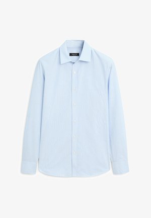 Lyseblå langærmet herreskjorte med diskrete lodrette striber, knaplukning foran og standard krave på hvid baggrund.