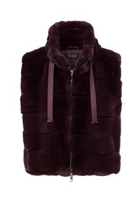 Bordeaux faux bontvest met een hoge kraag, ritssluiting en schouderbanden. Het gestructureerde ontwerp heeft horizontale rijen en strakke accenten.