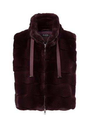 Weinrotes Kunstpelz-Weste mit hohem Kragen, Reißverschluss und Schulterriemen. Das strukturierte Design zeigt horizontale Reihen und elegante Akzente.