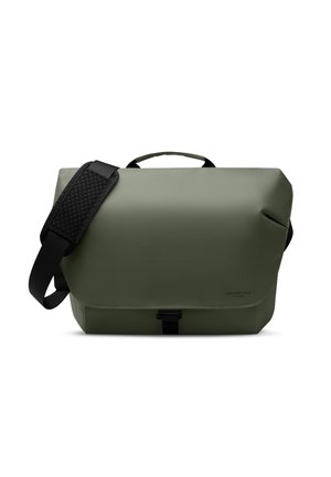 Olivengrøn rektangulær messenger-taske med sort justerbar skulderrem og top-håndtag, frontklap sikret med sort spænde.