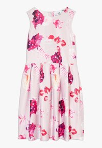 Abito floreale con tessuto rosa chiaro decorato con fiori viola e rossi, design senza maniche e dettagli plissettati nella gonna.