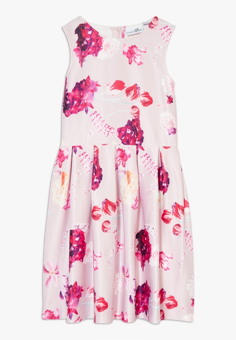 Abito floreale con tessuto rosa chiaro decorato con fiori viola e rossi, design senza maniche e dettagli plissettati nella gonna.