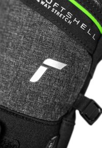 Gant en softshell noir avec tissu texturé, logo argenté et accent vert sur le poignet. Dispose d'une sangle ajustable pour un maintien sécurisé.