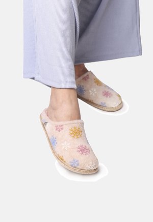 Zachte, lichtroze slippers van pluche materiaal, met multikleurige sneeuwvlokkenpatronen. Natuurlijke vezelzool met een ronde vorm.