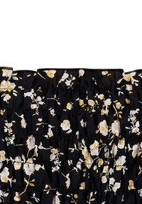 Schwarzes Stoffoberteil mit gerafftem Design, das kleine weiße und gelbe Blumenmuster zeigt. Texturiert mit Falten und elastischem Besatz am Ausschnitt.