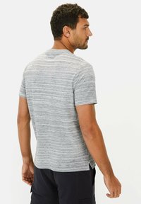 Grå kortærmet t-shirt med et stribet mønster, lavet af et blødt stof, med en rund halsudskæring og en let buet kant.