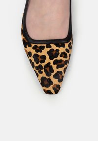 Alura MILENA SQUARE TOE FLATS - Balerini cu baretă la spate - animal print