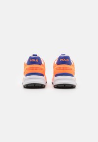 Neon oranžové sportovní boty s modrým a bílým akcentem, s síťovaným svrškem a textured podešví, navržené pro pohodlí a podporu.