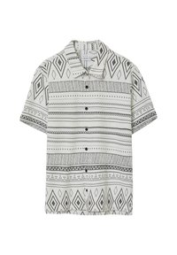 Camicia a maniche corte con bottoni di colore bianco, caratterizzata da motivi geometrici neri, con colletto classico e cinque bottoni lungo il davanti.