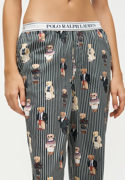 Pantalon à rayures noires et blanches avec une ceinture Polo Ralph Lauren et un motif d'ours en peluche vêtus de différentes tenues.