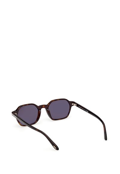 Hnědé želvovinové sluneční brýle s oktagonálními rámci a tmavými skly. Tenké stranice jsou ozdobeny stříbrnými akcenty a brandingem na jedné straně.