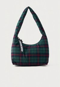 Väike pehme käsitööna valmistatud käekott rohelise ja punase ruudulise mustriga, polsterdatud õlarihm ning tõmblukul riputatud kaubamärgi silt ja tähekujuline ripats.