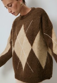 Touché Privé DROP SHOULDER DIAMOND PATTERNED  - Trui - brown