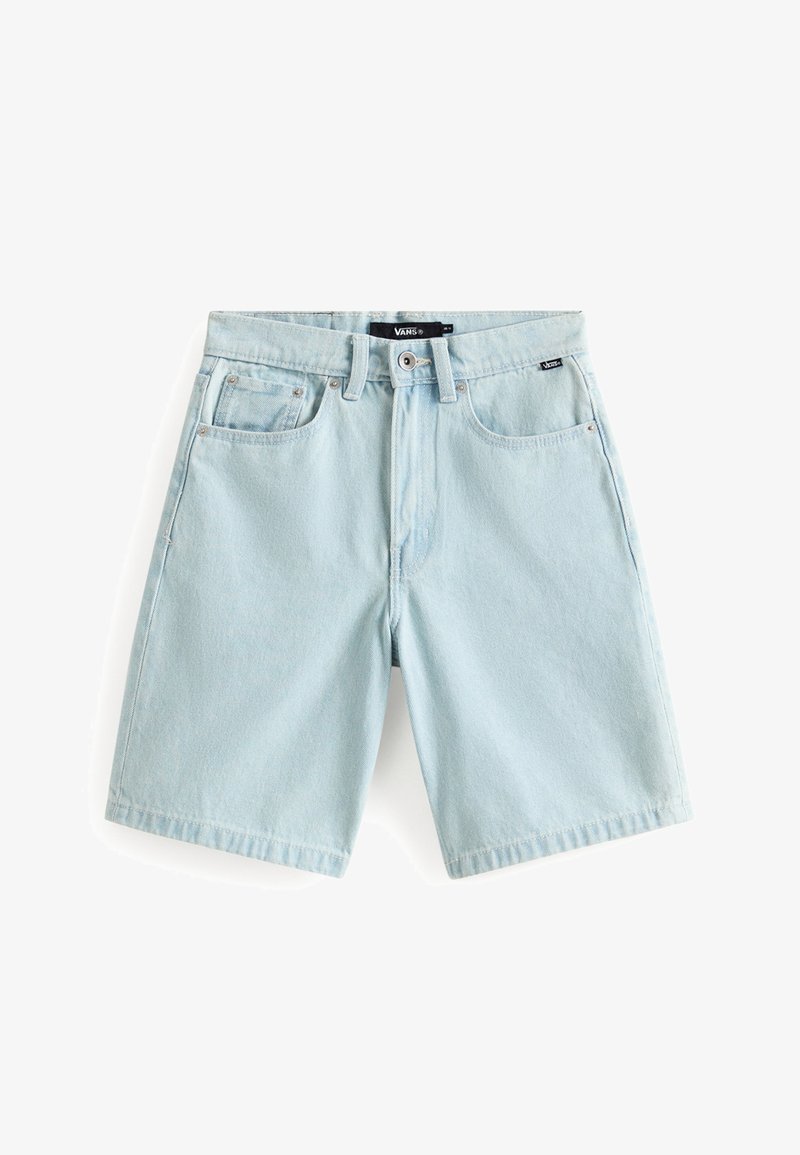 Shorts in denim azzurro chiaro con tasche frontali, passanti per cintura, chiusura con bottone e etichetta del marchio Vans sopra la cerniera.