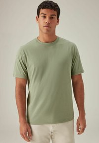 Next - ESSENTIAL CREW NECK REGULAR - Pamata T-krekls - sage green Miniatūras attēls 1