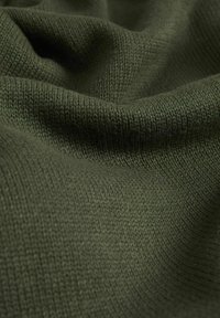 Maslinasto zeleni pleteni materijal s mekom, teksturiranom površinom, koji ima konzistentan uzorak i blagu draperiju u naborima.