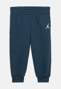 Σκούρες μπλε φόρμες για νήπια με ελαστική μέση και μανσέτες, με μικρό λευκό λογότυπο καλαθοσφαιριστή στον αριστερό μηρό.