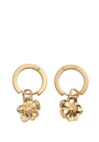 Orecchini a cerchio in oro con un charm a forma di fiore texturizzato pendente da ciascun cerchio. Finitura liscia con una brillantezza lucida.