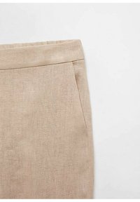 Jupe en lin beige avec une texture lisse, taille élastique et détails de poches à l'avant. Design simple et ajusté, longueur au-dessus du genou.