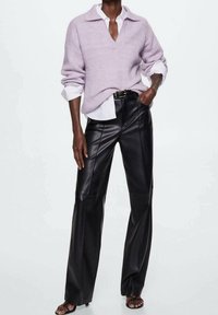 Liliowa sweter z dzianiny z dekoltem w kształcie litery V, nałożony na białą koszulę; zestawiony z szerokimi czarnymi spodniami skórzanymi. Posiada teksturowaną powierzchnię.