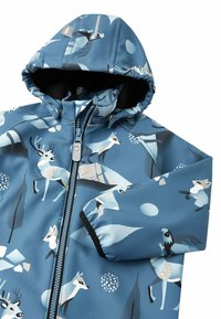 Waterdichte kinderjas in het blauw met dierenpatronen, ritsluiting en een capuchon. Materiaal is glad met elastische manchetten.