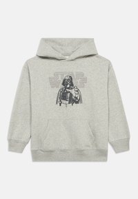 Sudadera con capucha gris que presenta un gráfico frontal de un personaje con la mano extendida, con el texto "STAR WARS" integrado en el diseño.