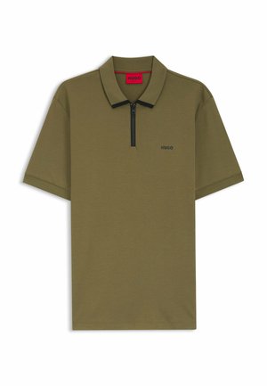 Olivgrünes Polohemd mit kurzen Ärmeln, Viertelreißverschluss, flachem Kragen und schwarzen Akzenten. Dezentes "HUGO"-Logo in Schwarz. Weiche Stoffstruktur.