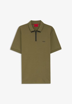 Oliwkowo-zielona koszulka polo z krótkimi rękawami, ćwiartkowym zamkiem błyskawicznym, płaskim kołnierzem i czarnymi akcentami. Posiada subtelne logo "HUGO" w kolorze czarnym. Miękka faktura tkaniny.
