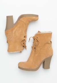 Tan suède enkelschoenen met een vetersluiting aan de voorkant, kunstbontvoering en een blokhak. Voorzien van stikdetails en een rubberen zool voor grip.