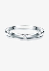 Anillo delgado de banda pulida plateada con un pequeño diamante redondo en el centro.