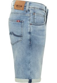 Shorts en denim bleu clair avec ourlet roulé, poches arrière avec détails de couture et une étiquette en cuir portant le texte "Mustang True Denim".