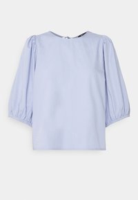 Ljusblå blus i bomull, med korta puffärmar, en rundad halsringning och en liten knappstängning bak.