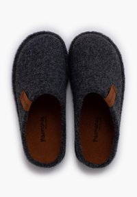 Pantofole in lana grigia con una consistenza morbida, forma rotonda e apertura sul retro. Presentano un'etichetta di accentuazione in pelle marrone su ciascun lato.