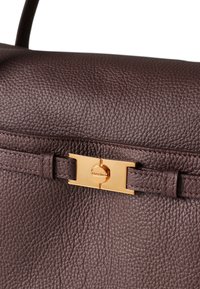 Dunkelburgunderfarbene Lederhandtasche mit strukturiertem Finish, goldenem Hardware-Verschluss und genähten Akzenten entlang des Riemens.