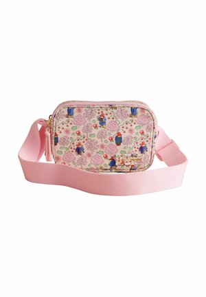 Borsa a tracolla in tessuto rosa con tracolla regolabile, caratterizzata da un motivo colorato di orsi, fiori e alberi, chiusura con zip e piccola etichetta frontale.
