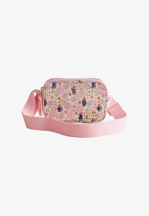 Różowa torba na ramię z tkaniny z regulowanym paskiem, ozdobiona kolorowym wzorem z niedźwiedziami, kwiatami i drzewami, zamykana na zamek błyskawiczny, z małą przednią etykietą.