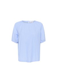 Blusa leggera azzurro chiaro a maniche corte con righe bianche verticali, scollatura rotonda e vestibilità rilassata con dettagli leggermente arricciati sulle maniche.
