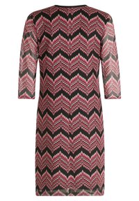 Robe en tissu léger présentant un motif en zigzag rose, noir et crème. Elle a des manches trois-quarts et un col rond.