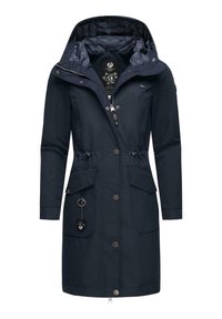 Marinblå vattentät jacka med huva, dragkedja och knäppning med knappar. Har två framfickor, snörning i midjan och mönstrat innerfoder.