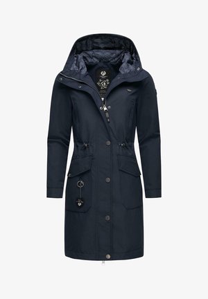 Granatowy wodoodporny płaszcz z kapturem, z zamkiem błyskawicznym i zapięciem na guziki, dwoma przednimi kieszeniami oraz wzorzystą podszewką.