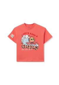 Camiseta de manga corta color coral hecha de algodón, con un gráfico de un personaje surfeando y el texto: "TENGAMOS UN BUEN DÍA, AQUÍ VIENE EL SOL."