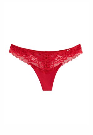 Punainen stringe, joka on valmistettu sileästä kankaasta ja jossa on pitsietuosa. Siinä on kukkakuviota, aallotettu reunus ja minimalistinen takasuunnittelu.