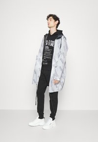 Versace Jeans Couture 5D DIAGONAL LOGO - Parca - white