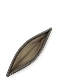 Olijfgroene leren muntportemonnee met een gebogen, verlengde vorm. Interieur is beige stof met stiksels langs de randen.